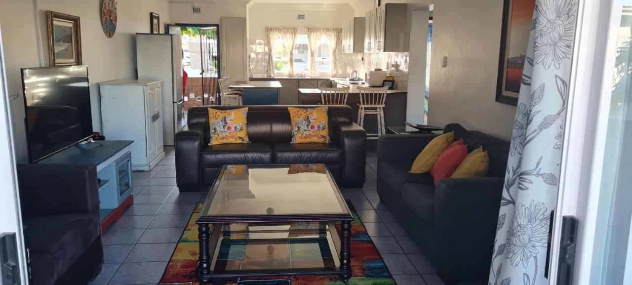 Aride 4 Awesome View Of Uvongo Main Swimming Beach From Communal Braai Area Apartment Margate Exterior photo